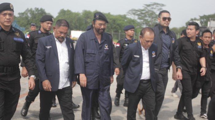 Potret Rahudman Harahap, Caleg Dapil-1 Sumut dari NasDem melekat bersama Surya Paloh saat menyambut di Bandara Kualanamu, Deliserdang, Sumut.
