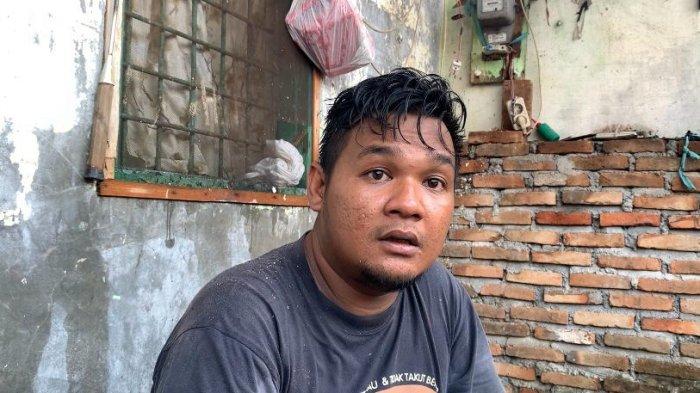 Raja, salah satu korban kebakaran di Jalan Mahkamah, Gang Wisata, Kecamatan Medan Maimun, saat diwawancarai di lokasi kejadian, Senin (6/5/2024).