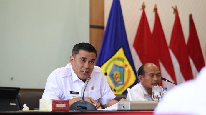 Pjs. Bupati Pakpak Bharat, Dr. Naslindo Sirait, SE, MM memimpin Rapat Koordinasi Bidang Perekonomian dan Investasi untuk membahas penyehatan bisnis Perumda PAL, penguatan kelembagaan petani, dan membangkitkan industri tenun oles (ulos) Pakpak, Rabu (2/10/2024). (Diskominfo)