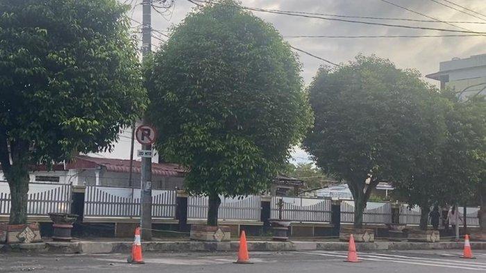 Rambu Larangan Parkir Sepanjang 20 Meter Berdiri di depan Rumah Dinas Kapolres Pematang Siantar