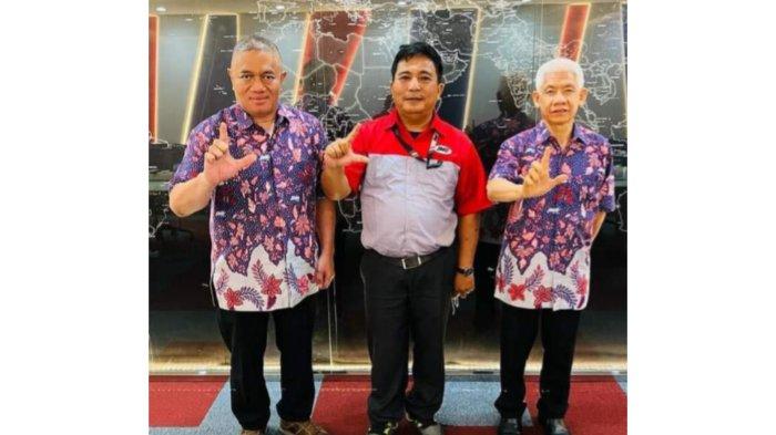 Ramon (tengah) berfoto bersama dengan Mohamad Feriadi Soeprapto (kiri)