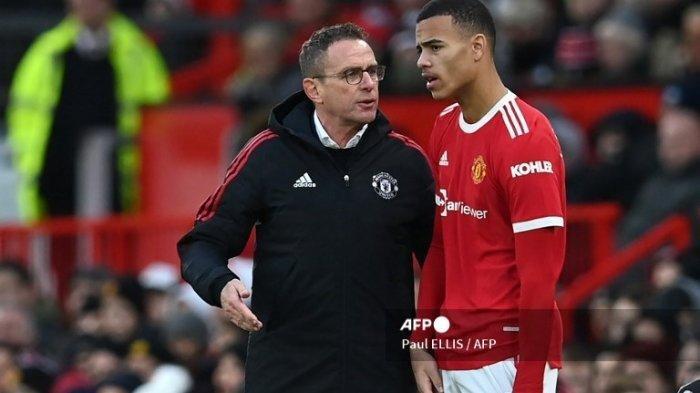 Pelatih kepala Interim Jerman Manchester United Ralf Rangnick (kiri) memasukkan striker Inggris Manchester United Mason Greenwood (kanan) sebagai pemain pengganti selama pertandingan sepak bola Liga Premier Inggris antara Manchester United dan Crystal Palace di Old Trafford di Manchester, barat laut Inggris, pada Desember 5, 2021