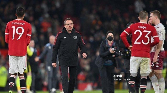 Pelatih kepala sementara Manchester United Jerman Ralf Rangnick (tengah) berjalan di lapangan setelah pertandingan sepak bola putaran ketiga Piala FA Inggris antara Manchester United dan Aston Villa di Old Trafford di Manchester, barat laut Inggris, pada 10 Januari 2022. Man Utd menang pertandingan 1-0.