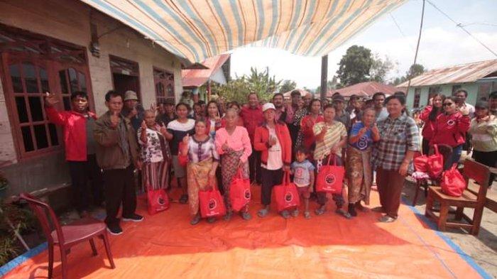 Ketua DPD PDI Perjuangan Sumut Drs Rapidin Simbolon MM bersama Sorta Ertaty Siahaan istrinya kembali turun ke akar rumput untuk memenangkan PDI Perjuangan sekaligus menyerahkan bantuan Sembako kepada warga Desa Pansur Napitu Pollung, Sabtu (28/10/2023).
Rpd di Pollung