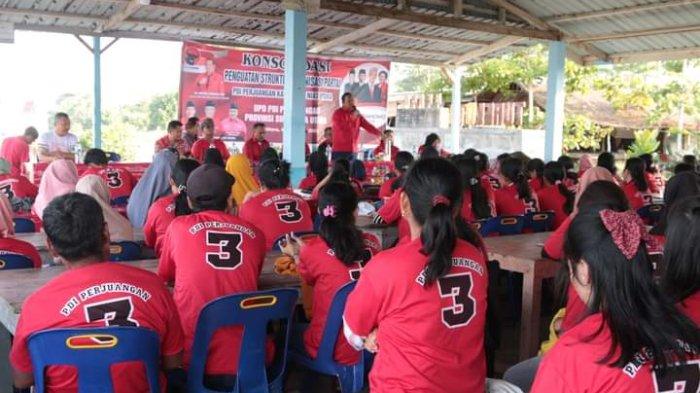 Ketua DPD PDI Perjuangan Sumut Drd Rapidin Simbolon MM didampingi Wakil Ketua DPD PDI Perjuangan Sumut Drs Penyabar Nakhe, memimpin Konsolidasi Penguatan Strktur Organisasi PDI Perjuangan kepada kader di Pantai Tureloto Kecamatan Lahewa Kabupaten  Nias Utara, Sabtu (4/11/2023).