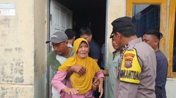MAYAT DALAM SUMUR: Rasik Kudadiri, Ibu Kandung Santi Matanari lemas mendatangi lokasi tempat kejadian perkara di Desa Tanjung Selamat Kecamatan Medan Sunggal, Kabupaten Deli Serdang, Rabu (9/4/2025).Santi Matanari dibunuh kekasihnya dan mayatnya dibuang ke sumur.
