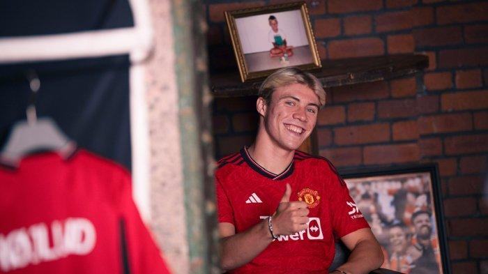 Man United perkenalkan Rasmus Hojlund sebagai striker baru Setan Merah di bursa tramsfer 2023.Rasmus Hojlund siap berdarah demi raih tsunami trofi dengan Man United