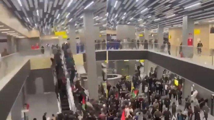 Suasana ratusan orang mengepung Bandara Makhachkala, Rusia