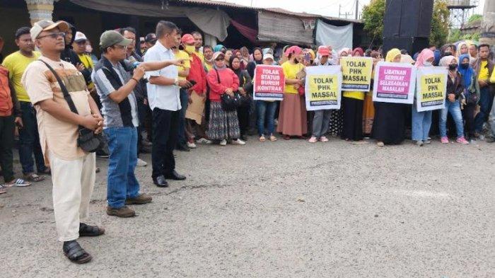 Ratusan karyawan PT Samawood Utama Works Industries yang ada di Tanjung Morawa Kabupaten Deli Serdang melakukan mogok kerja dan melakukan aksi unjukrasa, Rabu (15/5/2024).
