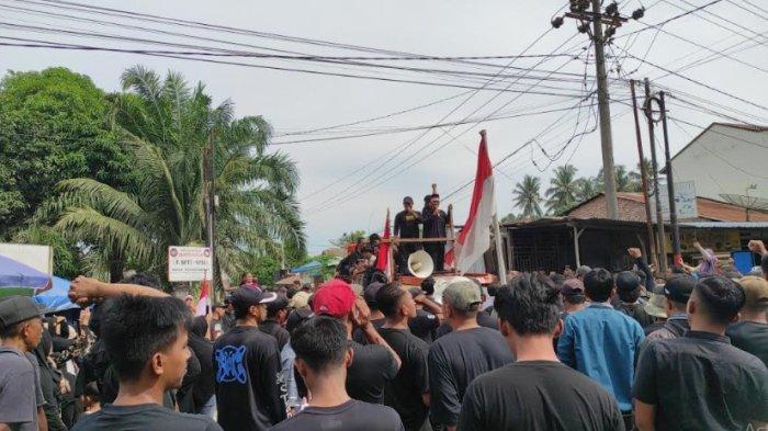 Ratusan masyarakat Desa Gedangan, Kecamatan Pulau Bandring, Kabupaten Asahan memblokir akses jalan dengan harapan jalan segera diperbaiki, Kamis (12/9/2024).