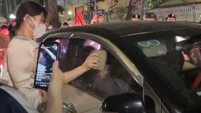 Ratusan orang lihat aksi wanita gerebek suami selingkuh