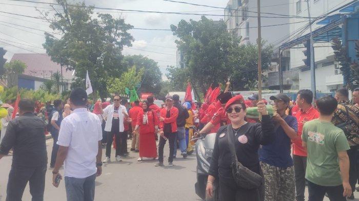 Ratusan pendukung Prof Ridha- Abdul Rani menunggu tim KPU mempersilahkan masuk  di jalan Pengadilan,Kamis (29/8/2024)