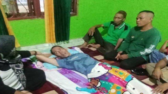 Tampak ratusan warga Desa Air Itam, Kecamatan Penukal, Kabupaten PALI, Sumsel, memadati jalan menuju rumah Rudi Mahli, pria yang dikabarkan meninggal, pulang dengan tersenyum dan menyapa warga, Rabu (9/4/2025).