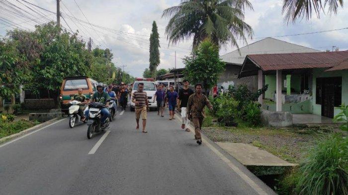 Momen ratusan warga Desa Selamat, Kecamatan Sibiru-biru, Kabupaten Deliserdang menggeruduk Batalyon Artileri Medan (Armed) sambil membawa mayat Raden Barus, diduga korban pembunuhan personel TNI pada Jumat malam, Sabtu (9/11/2024). Mereka meminta pertanggungjawaban atas kematian korban dan korban luka akibat penyerangan.