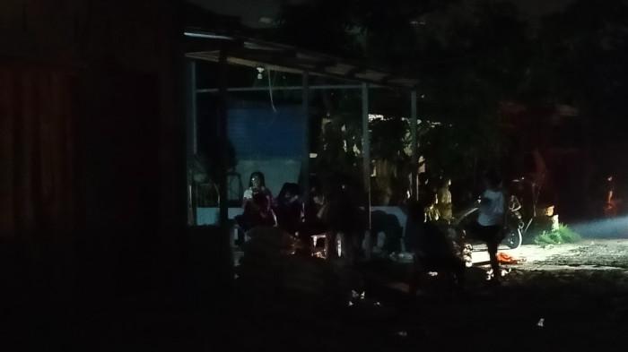KEBAKARAN PABRIK- Ratusan warga Jalan Jermal Raya, Kelurahan Sei Mati, Kecamatan Medan Labuhan, berhamburan ke pinggir jalan untuk menyelamatkan diri, Rabu (23/7/2025).
