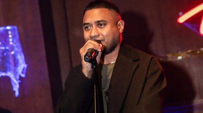 EKS VOKALIS PASTO- Rayen Pono merupakan seorang musisi sekaligus eks vokalis band Pasto. Ia terlibat perseteruan dengan Ahmad Dhani soal pembahasan masalah royalti lagu.