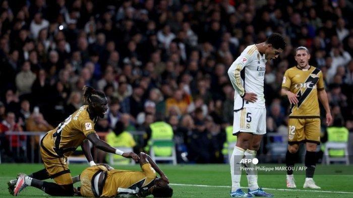 Gelandang Real Madrid Inggris #5 Jude Bellingham (kanan) bereaksi selama pertandingan sepak bola liga Spanyol antara Real Madrid CF dan Rayo Vallecano de Madrid di stadion Santiago Bernabeu di Madrid pada 5 November 2023.