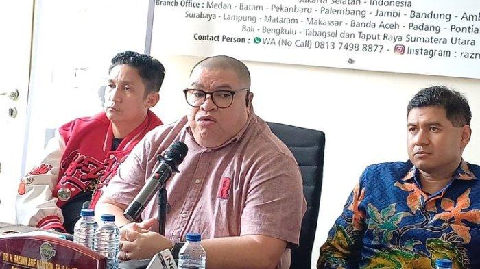 KONFERENSI PERS: Pengacara Razman Arif Nasution dalam konferensi pers di kantornya, di Kuningan, Jakarta Selatan, Sabtu (8/2/2025). Razman Arif Nasution mengklarifikasi soal kericuhan yang terjadi di PN Jakarta Utara pada Kamis 6 Februari 2025 lalu. (KOMPAS.com/MELVINA TIONARDUS)