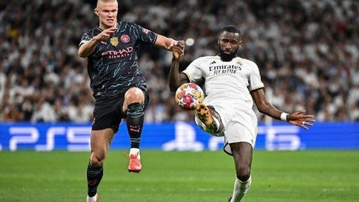 Erling Haaland (kiri) berduel dengan Antonio Ruediger dalam laga Real Madrid vs Manchester City pada leg pertama babak perempat final Liga Champions 2023-2024, Selasa (9/4/2024) di Stadion Santiago Bernabeu.