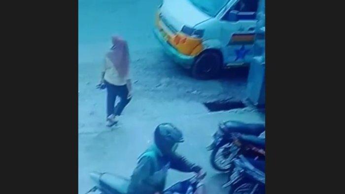 Rekaman CCTV sebuah toko memperlihatkan Khairun Nisa Saragih siswi berusai 14 tahun berjalan di Jalan Lintas Sumatera tepatnya Desa Sei Rampah, Kecamatan Sei Rampah, Kabupaten Serdang Bedagai pada Selasa (11/7/2023) pagi.
