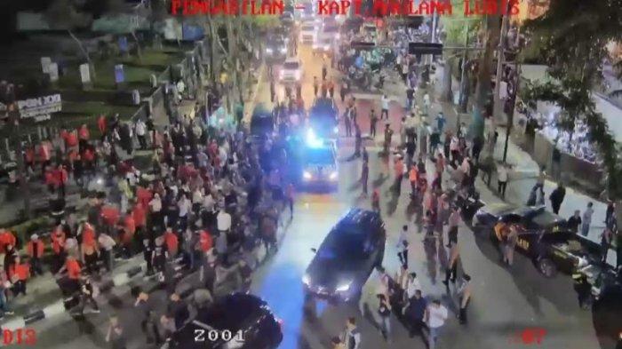 Rekaman CCTV yang memperlihatkan detik detik pelemparan mobil Bobby Nasution usai debat calon Gubernur Sumatera Utara.