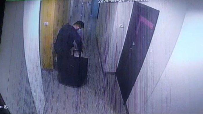 Rekaman CCTV yang memperlihatkan pelaku pembunuh wanita berinisial RM (50) yang membawa koper diduga berisi mayat korban di salah satu hotel di Bandung, Jawa Barat.