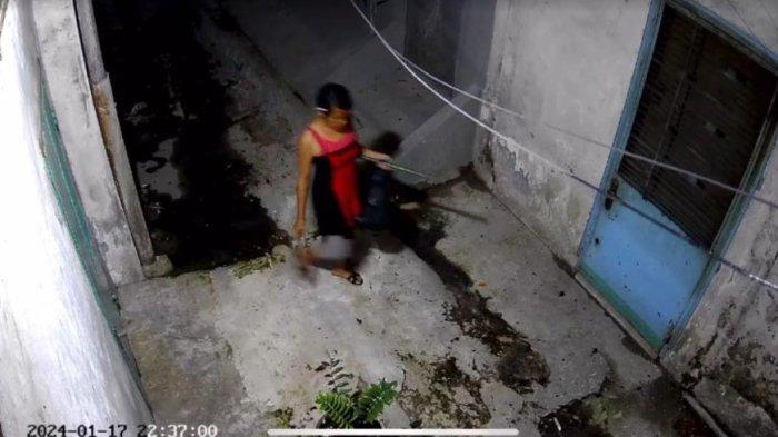 Rekaman video seorang pria berdaster merah hitam maling besi di depan rumah warga di Medan.