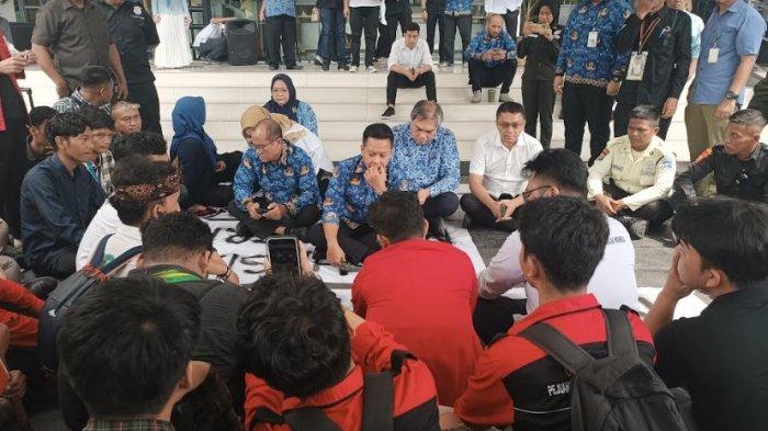 Rektor USU tanggapi langsung mahasiswa aksi yang gruduk gedung biro rektor, terkait kenaikan UKT, Senin (20/5/2024). (Tribun Medan/Husna Fadilla)