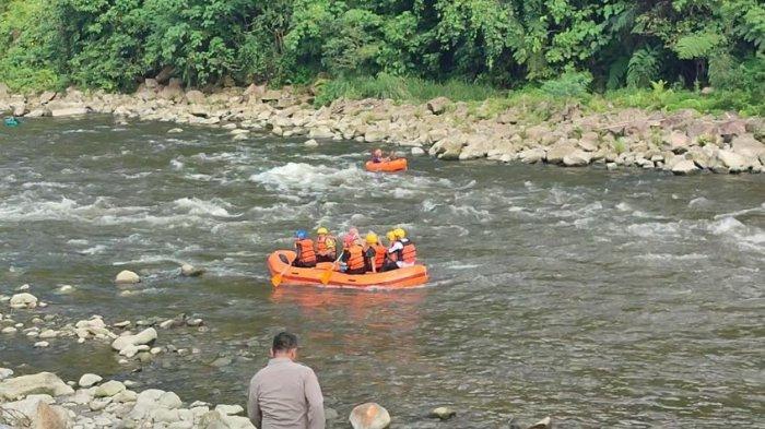 MOBIL JATUH KE JURANG: Relawan dari Komunitas Rafting Sikelang yang ikut melakukan pencarian terhadap 3 penumpang Mobil Avanza yang terjun ke Jurang di Pakpak Bharat. Relawan tersebut mengarungi Sungai Kedabuhan sejauh 9 kilometer, yang dimulai dari Air Terjun Kedabuhan, hingga wisata air Sikelang yang berada di Kecamatan Penanggalan Kota Subulussalam, Provinsi Aceh, Jumat (25/4/2025).