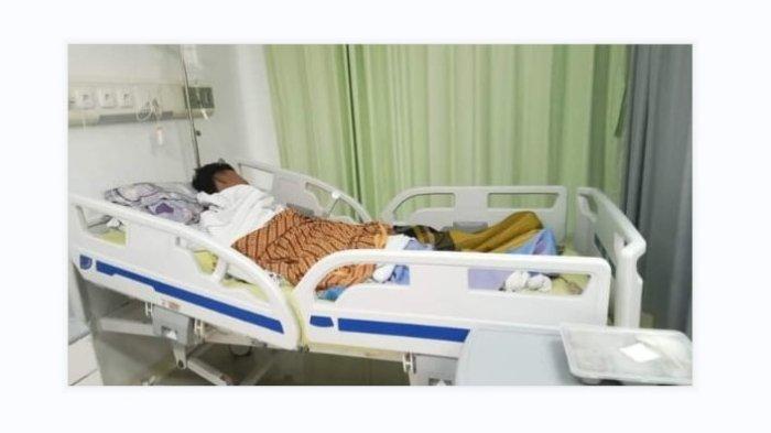 Remaja berinisial AAL (16), korban pembacokan di Jalan Jati Rejo, Desa Sampali, Kecamatan Percut Seituan, Deliserdang, masih terbaring di rumah sakit umum Haji Medan.