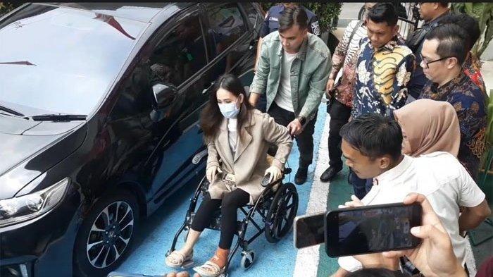 Rendy Kjaernett Dorong Kursi Roda Lady Nayoan, Datang ke Pengadilan Untuk Sidang Cerai (Tribunnews.com/Alivio)