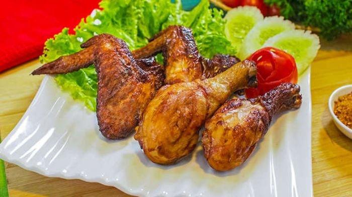 AYAM GORENG- Resep ayam goreng pedas paling cocok disajikan untuk anak di rumah. Meski sederhana, menu ini menggoda selera.