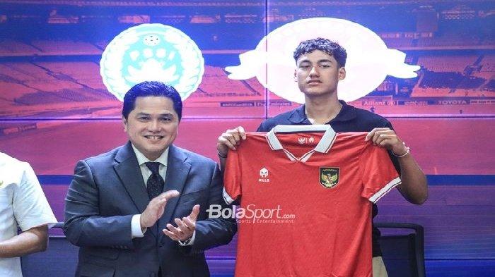 Resmi Ikuti TC Timnas Indonesia Untuk Lawan Palestina dan Argentina, Rafael Struick Dapat Ucapan Selamat dari Klubnya. Momen Ketua Umum PSSI, Erick Thohir (kiri), sedang berfoto bersama dengan pemain keturunan yakni Rafael Struick (kanan) di Stadion Utama Gelora Bung Karno, Senayan, Jakarta, Rabu (24/5/2023) siang.