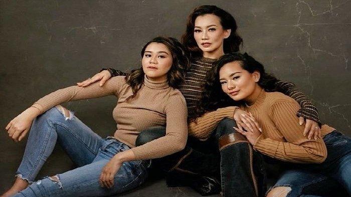 Reza Artamevia dan kedua putrinya, Zahwa dan Aaliyah Massaid