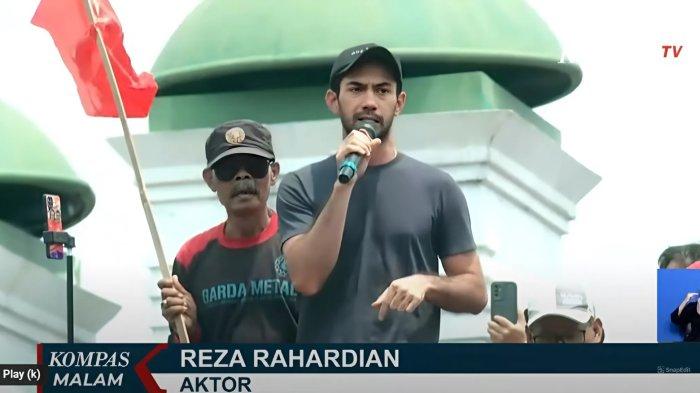 Reza Rahadian Matulessy, aktor yang ikut aksi mengawal putusan MK
