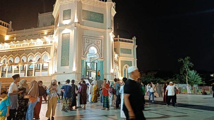 Ribuan jamaah memadati Masjid Raya Al Mashun atau Masjid Raya Medan untuk melaksanakan Salat Tarawih berjamaah, Rabu (22/3/2023).