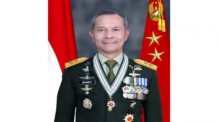 Richard Horja Taruli Tampubolon lahir di Jakarta 24 Mei 1969. Richard, merupakan lulusan Akmil 1992, ia berpengalaman di bidang Infanteri Baret merah.