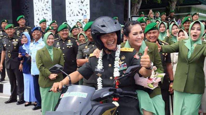 Richard Tampubolon pernah menjadi sorotan ketika bonceng istri naik motor saat meninggalkan markas Kodam VI/Mulawarman pada tahun 2019 lalu. (HO)