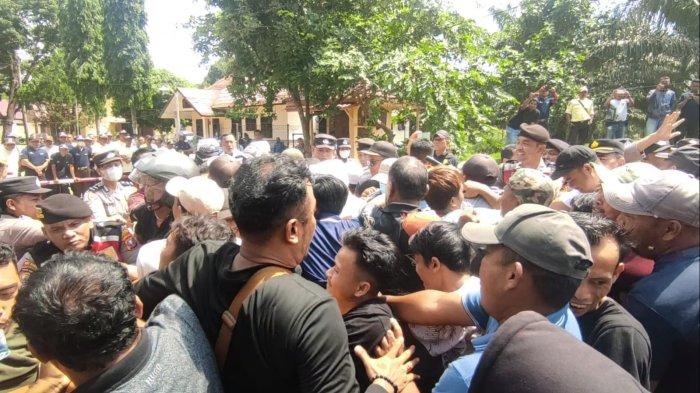 Ricuh aksi unjuk rasa warga dua kecamatan di Asahan menuntut PTPN Empat Regional I Asahan tidak kembali meracun sapi-sapi milik warga yang mencari makan di perkebunan sawit, Selasa (4/6/2024)
