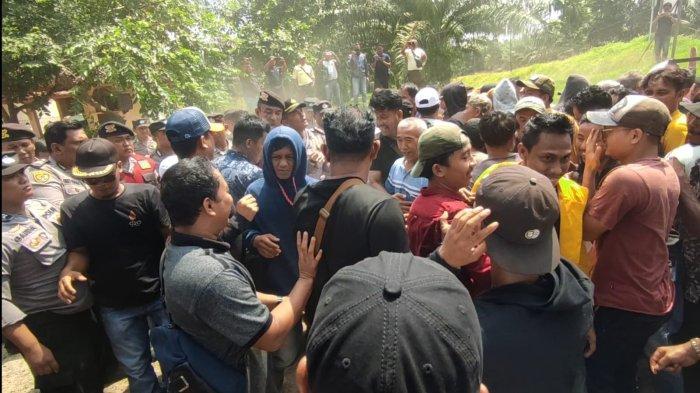Ricuh aksi unjuk rasa warga dua kecamatan di Asahan menuntut PTPN Empat Regional I Asahan tidak kembali meracun sapi-sapi milik warga yang mencari makan di perkebunan sawit, Selasa (4/6/2024).