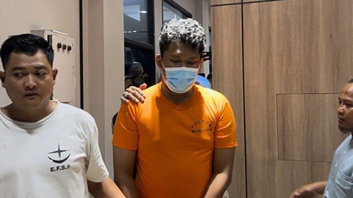 Polsek Cimanggis, Depok, Jawa Barat tetapkan Rifki Azis Ramadhan (23) sebagai tersangka, dalam kasus pembunuhan satu keluarga.