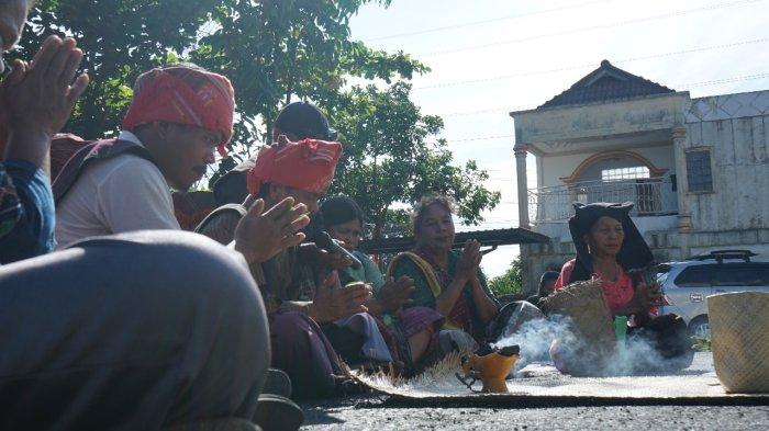 Ritual Adat Komunitas Ompu Ombak Siallagan asal Dolok Parmonangan di Pengadilan Negeri Simalungun