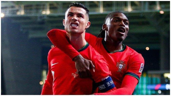 AKSI RONALDO - Kapten Timnas Portugal, Cristiano Ronaldo, merayakan gol ke gawang Polandia bersama Rafael Leao di ajang UEFA Nations League, Sabtu (16/11/2024). (Instagram @portugal)