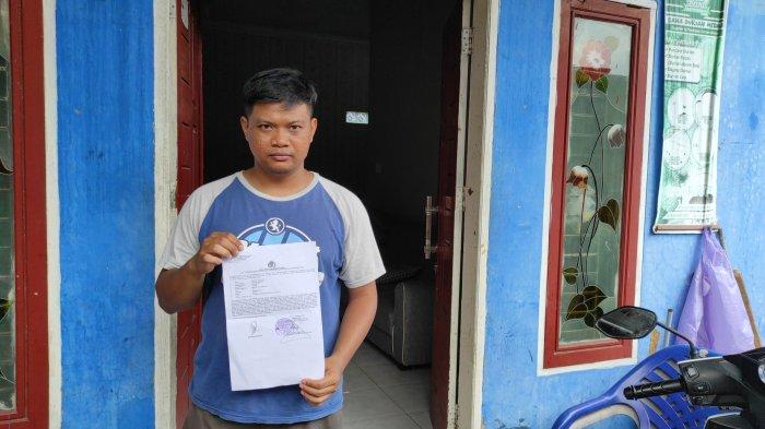 Robana Syaputra (27) pedagang rumahan makanan pancake durian yang kehilangan sepeda motornya di Jalan Utama, Dusun VIII, Desa Mekarsari, Kecamatan Delitua. Rumahnya dibobol maling dan motor beserta handphone hilang.