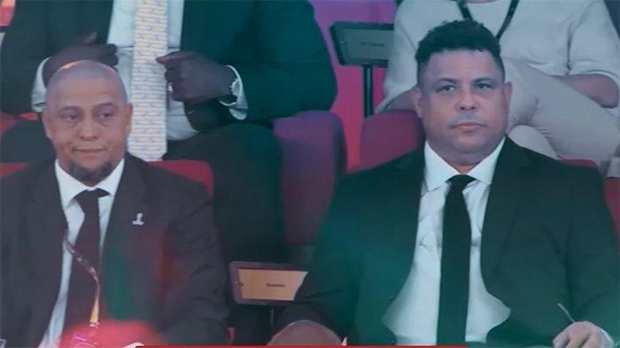 Dua legenda sepakbola dunia asal Brazil, Roberto Carlos (kiri) dan Ronaldo Nazario menyaksikan langsung laga pembuka Piala Asia U-23 antara tim tuan rumah Qatar U-23 vs Indonesia U-23, di Jassim Bin Hamad Stadium, Qatar, Senin 15 April 2024. Roberto Carlos sangat kecewa dengan Nasrullo Kabirov, wasit asal Tajikistan yang mempimpin laga itu.