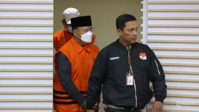 Tersangka kasus dugaan tindak pidana korupsi (TPK) pemerasan dan gratifikasi di lingkungan pemerintah provinsi Bengkulu RM (Rohidin Mersyah) selaku Gubernur Bengkulu, IF (Isnan Fajri) selaku Sekretaris Daerah Provinsi Bengkulu dan EV (Evriansyah) alias AC (Anca) selaku ajudan Gubernur Bengkulu berjalan menuju ruang konferensi pers Gedung KPK, Jakarta Selatan, Minggu (24/11/2024).