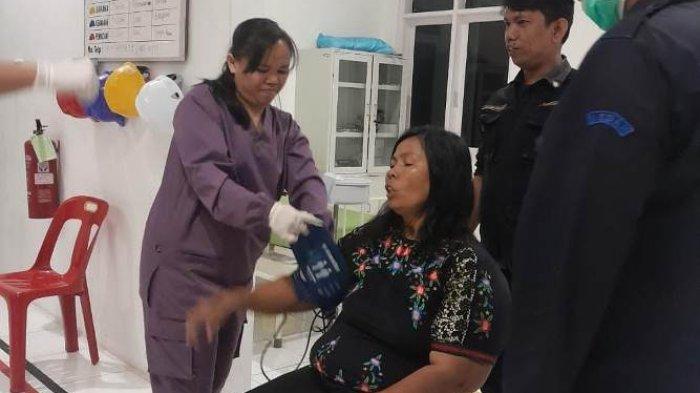 Roida Tampubolon, saat menjalani pemeriksaan.