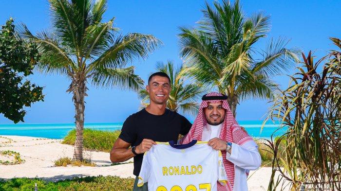 PERPANJANG KONTRAK - Cristiano Ronaldo (kiri) berfoto bersama petinggi Al Nassr menunjukkan perpanjangan kontrak bersama klubnya. Ronaldo bertahan di Al Nassr hingga 2027.