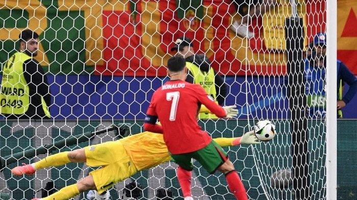 Momen penalti Cristiano Ronaldo digagalkan Jan Oblak dalam duel timnas Portugal vs Slovenia di babak 16 besar Euro 2024.