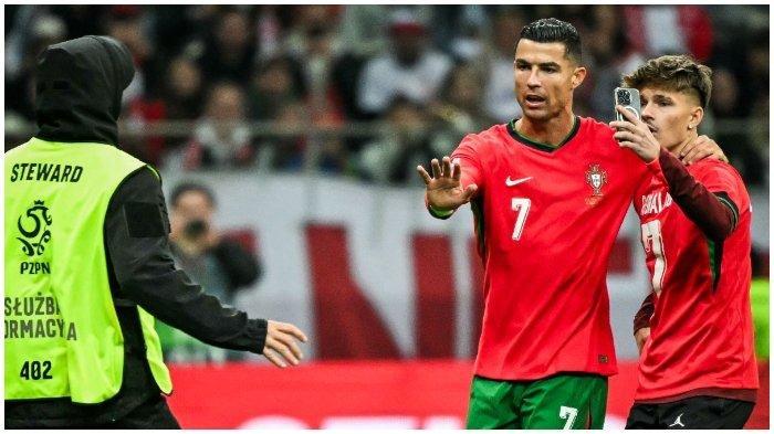Cristiano Ronaldo saat berfoto dengan penggemar di tengah pertandingan UEFA Nations League melawan Polandia, Minggu (13/10/2024). Pada laga ini, Portugal menang 1-3.
